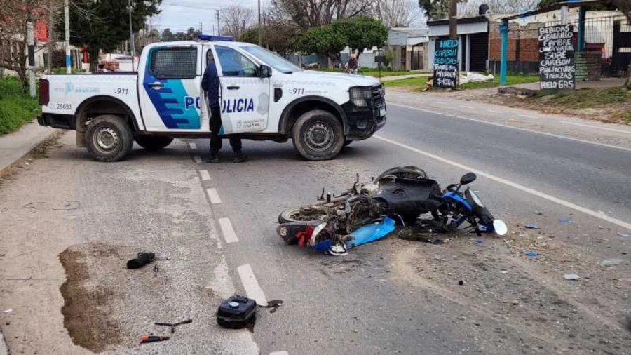 Violento choque en el camino que une Arana con La Plata: un motociclista terminó dentro de un auto