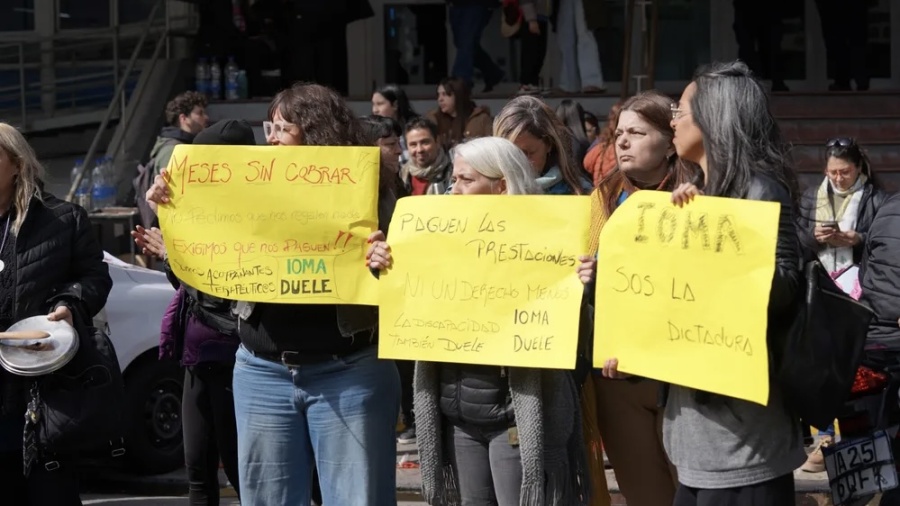 “No queremos favores, queremos derechos”: familias y prestadores con un acampe frente a IOMA en La Plata