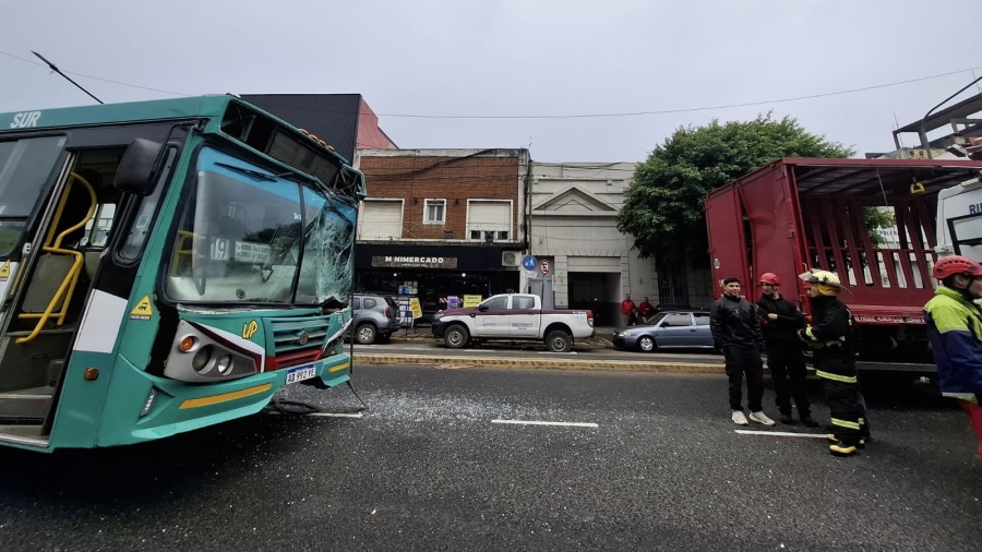 Un micro y un camión chocaron a metros de la Estación de Trenes de La Plata