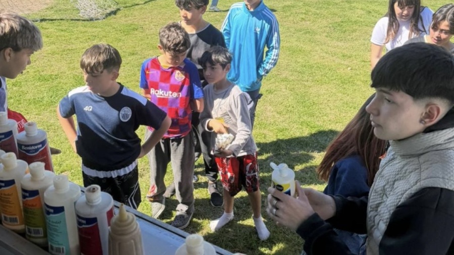 Más de 300 panchos y un enorme gesto solidario de La Scaloneta del Bosque en Villa Elvira