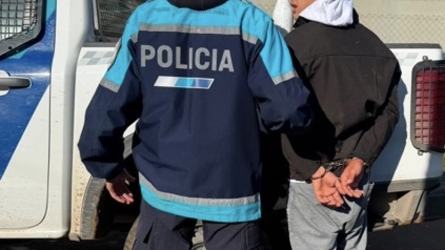 Robó whisky y espumante de un supermercado de La Plata y terminó aprehendido