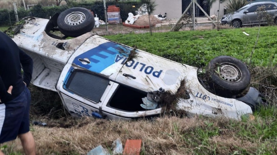 Patrullero volcó en plena persecución en La Plata y terminó con tres detenidos