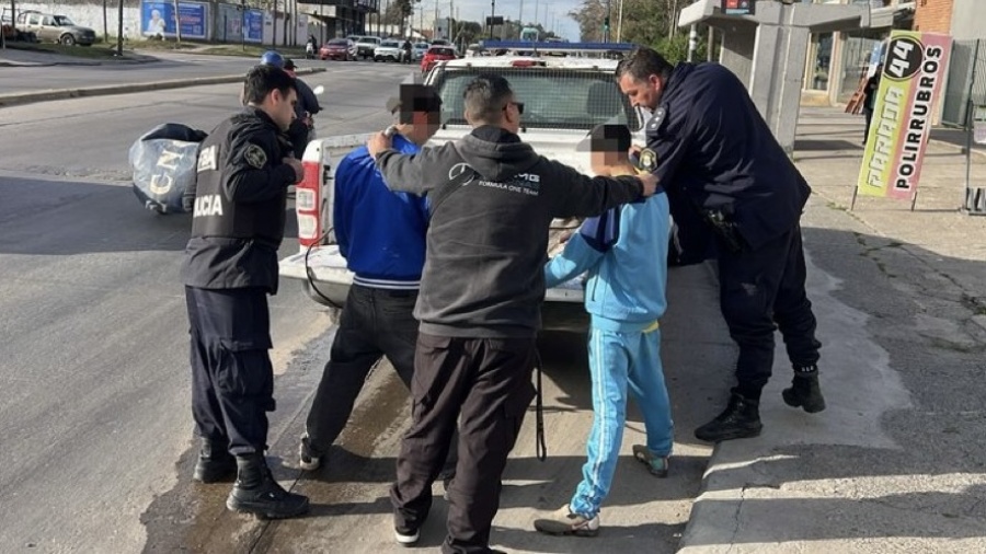 Dos jóvenes fueron detenidos en La Plata y uno habría apuntado a la Policía con una réplica de arma