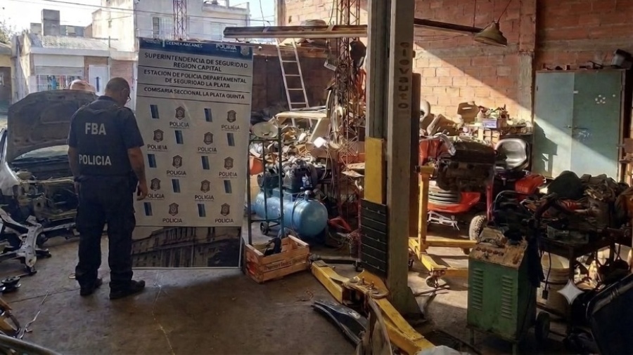Clausuraron un taller mecánico en La Plata y encontraron cajas de cambio, puertas, capots y hasta techos cortados
