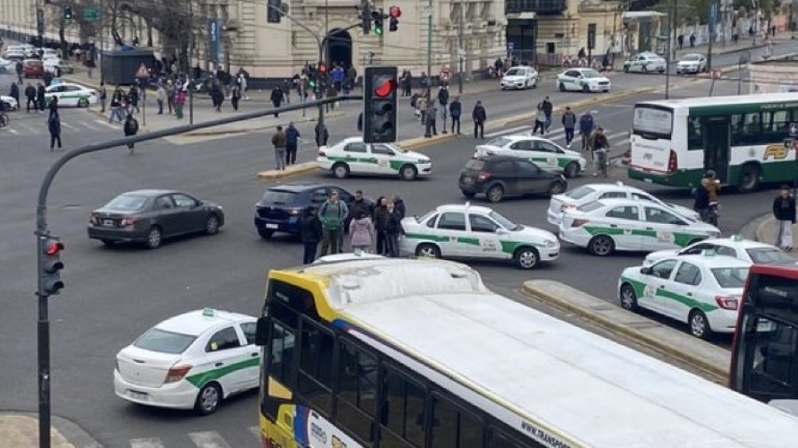Tras la protesta de taxistas en La Plata, la Municipalidad se comprometió a reforzar los controles contra Uber, DiDi y Cabify