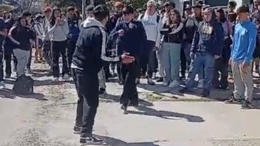 Padres de una escuela de La Plata no mandarán a sus hijos a clases tras violentas peleas y denuncias por armas blancas