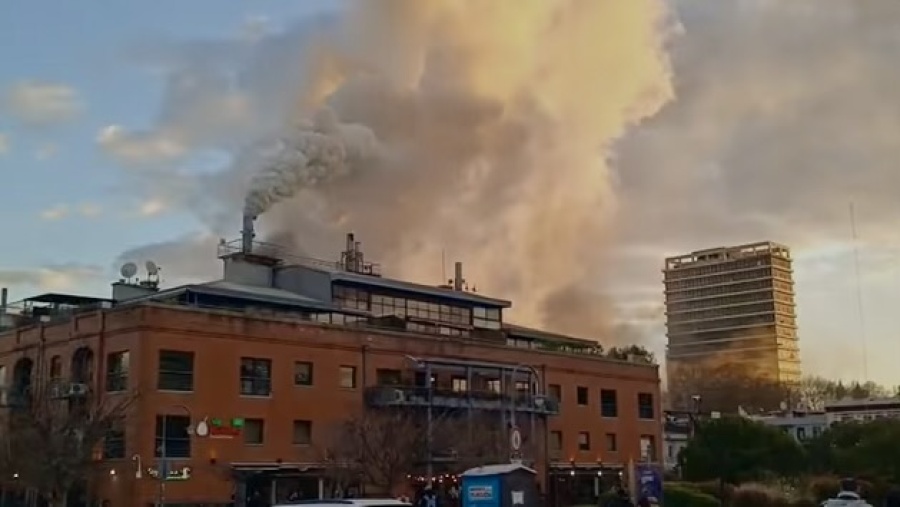Incendio en una parrilla de Puerto Madero: evacuaron a 50 personas y dos hombres fueron asistidos por inhalación de humo