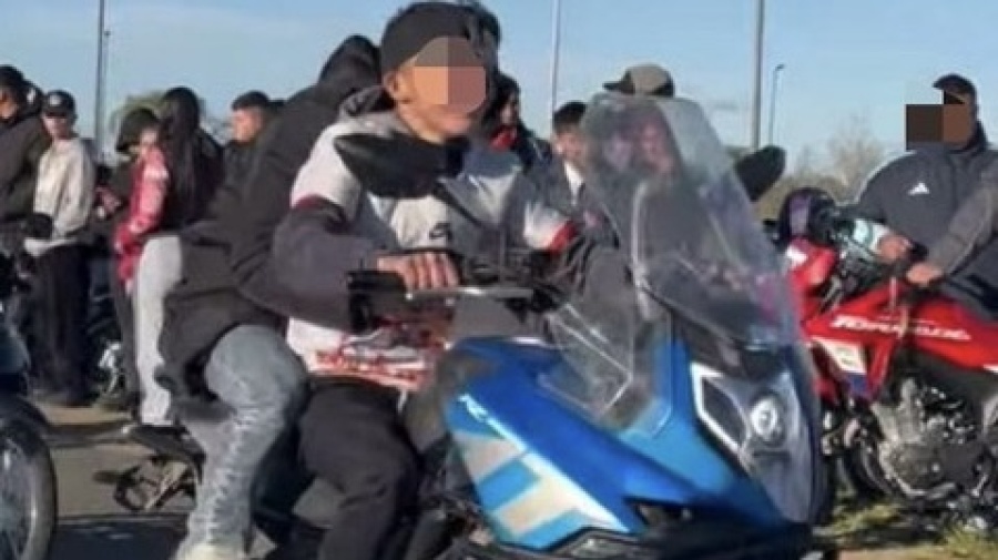 Dos menores escaparon de la Policía en La Plata con una moto robada, perdieron el control y terminaron en el piso