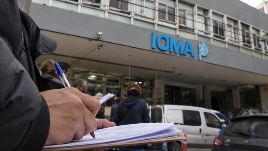 Afiliados de IOMA preparan una juntada masiva de firmas en La Plata por problemas en las prestaciones