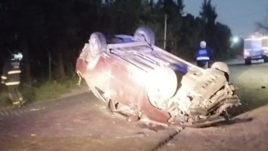 Un auto volcó de madrugada en Abasto y el conductor salió ileso: dejó el vehículo y volvió caminando a su casa