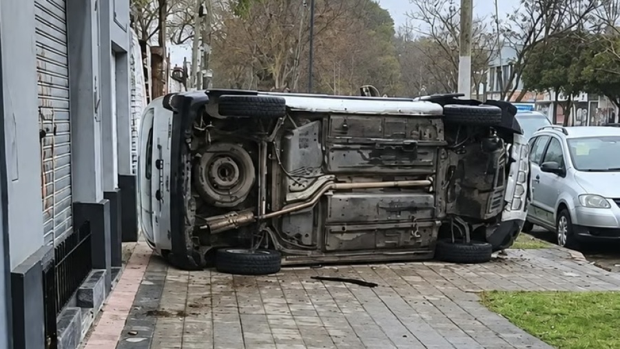 Persecución en La Plata: tres delincuentes escapaban en una camioneta robada, chocaron y volcaron contra una casa