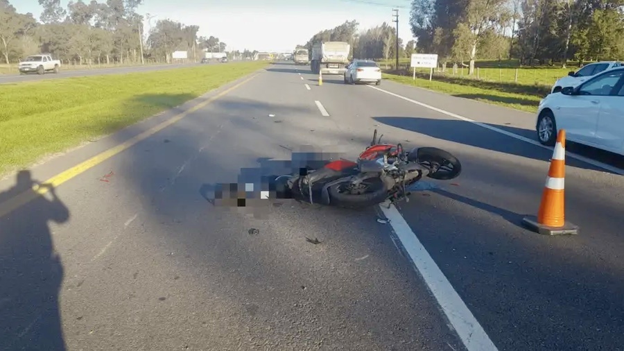 Fatal accidente en La Plata: un motociclista de 36 años murió tras chocar con un camión