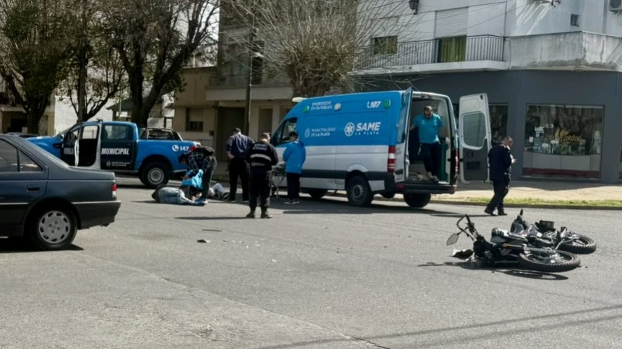 Fuerte choque entre un auto y una moto en La Plata: dos personas quedaron tendidas sobre el asfalto