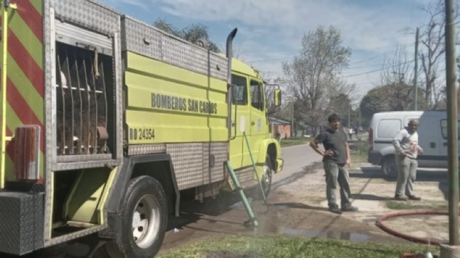 Voraz incendio en La Plata: un chalet quedó destruido en barrio La Loma