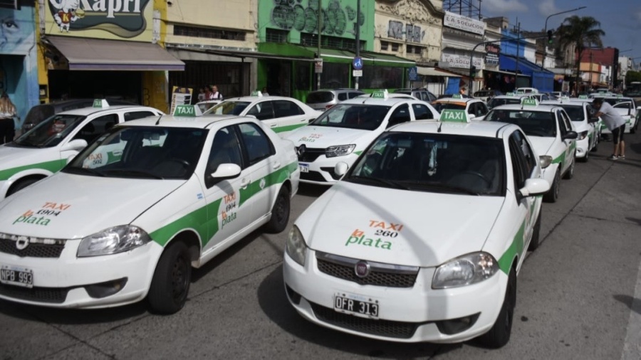 Taxistas y conductores de aplicaciones acordaron una tregua en La Plata y el lunes buscarán sellar un acuerdo