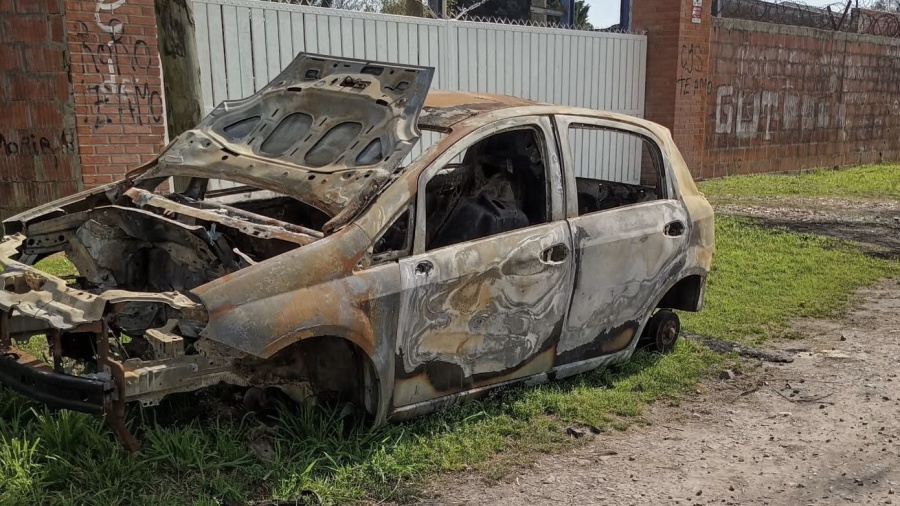 Vecino de La Plata reclama por un auto incendiado que no retiran y complica el ingreso a su vivienda