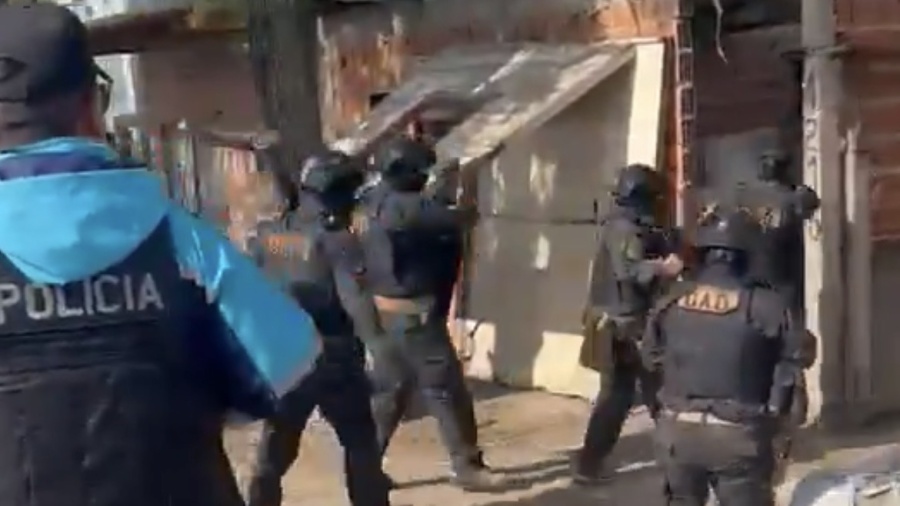Desvalijaron una casa en La Plata y las cámaras dejaron una pista clave: hubo allanamientos y un detenido