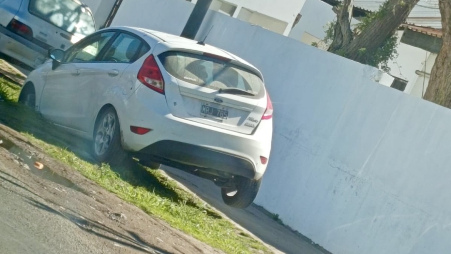 “Así no se estaciona”: un auto terminó dentro de una zanja en La Plata y sorprendió a los vecinos