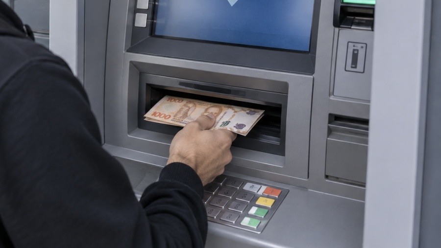 Dos de cada tres argentinos se quedan sin ingresos antes del día 20 y muchos se endeudan para comer