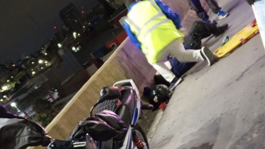 Motochorros atacaron a un motociclista en la Autopista La Plata-Buenos Aires y terminó hospitalizado