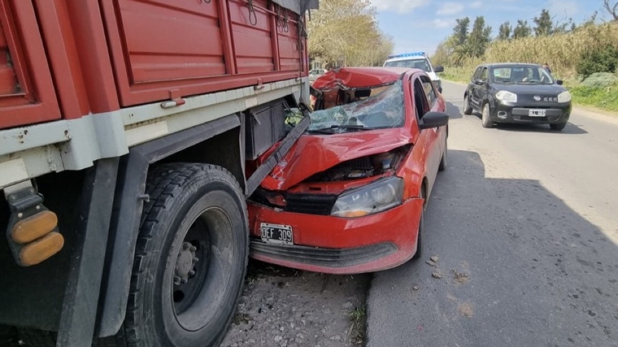 Un auto se estrelló contra un camión en La Plata y su conductor terminó herido