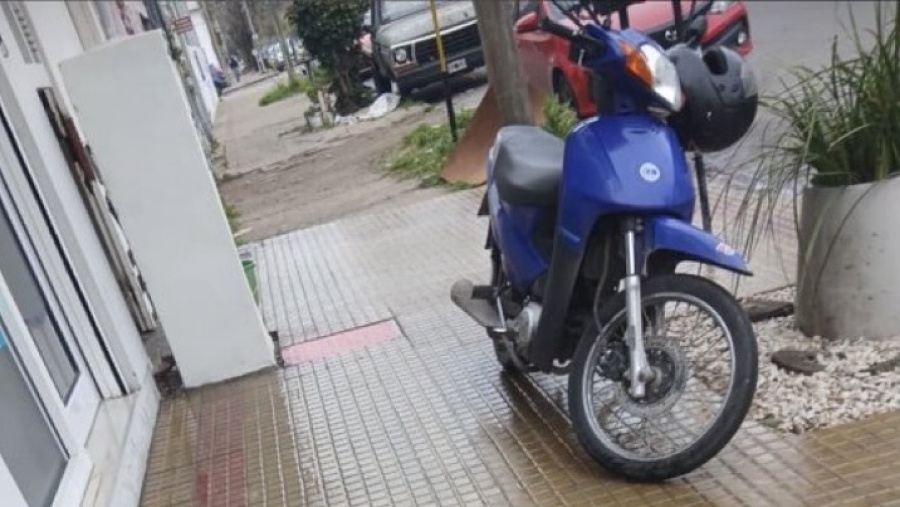 Le robaron la moto a la hermana de un jugador de Gimnasia en La Plata y piden ayuda para encontrarla