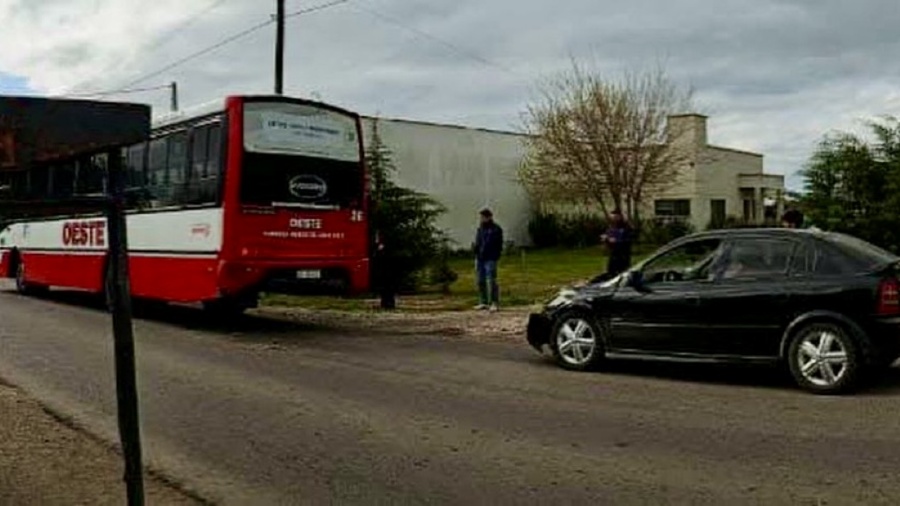 Choque entre un auto y un micro de la Línea Oeste en La Plata dejó a un policía herido