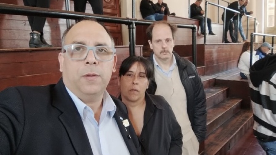 Foto: Carlos Ibarra junto a vecinos de Tolosa