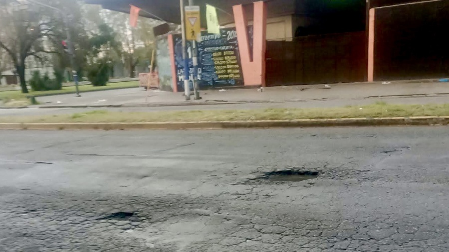 Vecino de La Plata reclama por los enormes baches en una transitada esquina de la ciudad