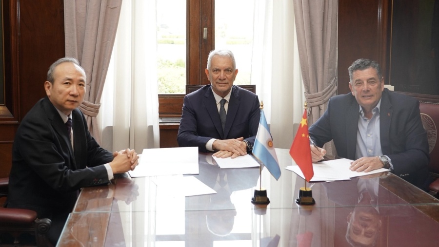 Alak recibió al embajador de China en La Plata y sellaron acuerdos para abrir negocios con Shanghái y reforzar la seguridad