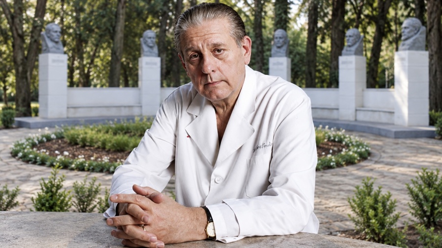 Quieren sumar a René Favaloro al histórico monumento de los Cinco Sabios de La Plata