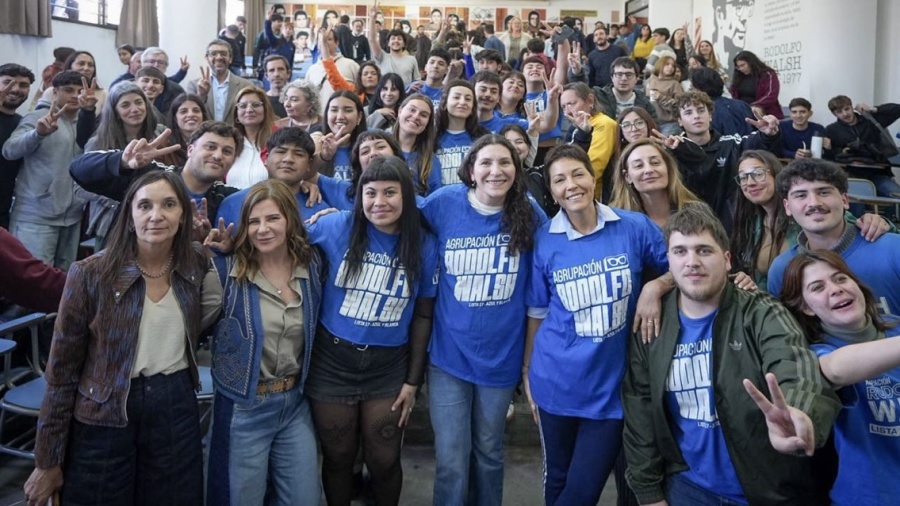 Mayra Mendoza se puso la camiseta de la Walsh en Periodismo de La Plata y lanzó: “Memoria mata algoritmo”