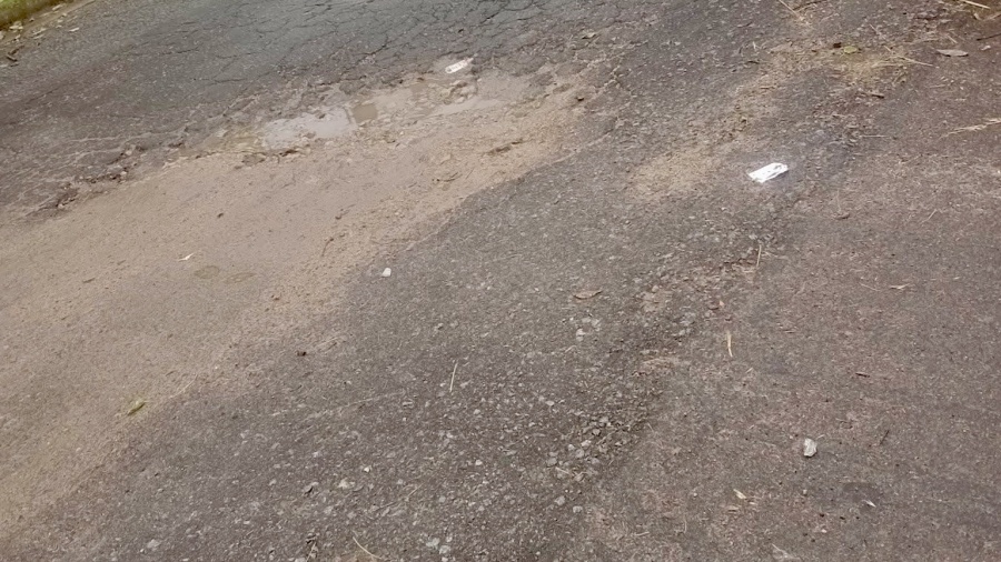 Vecinos de La Plata tapan los baches con escombros y tierra ante la falta de respuestas del Municipio