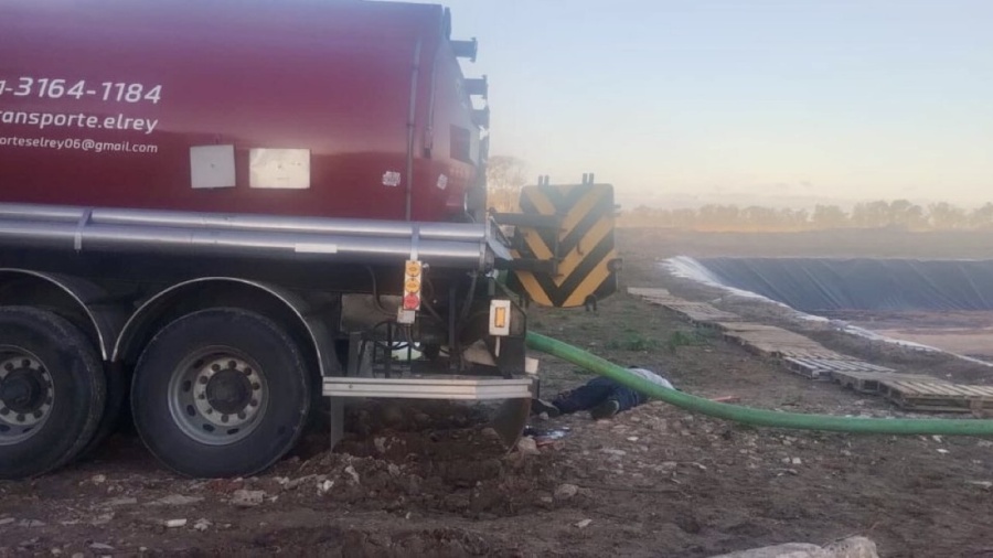 Tragedia en La Plata: un trabajador murió dentro de un camión cisterna y otro terminó intoxicado