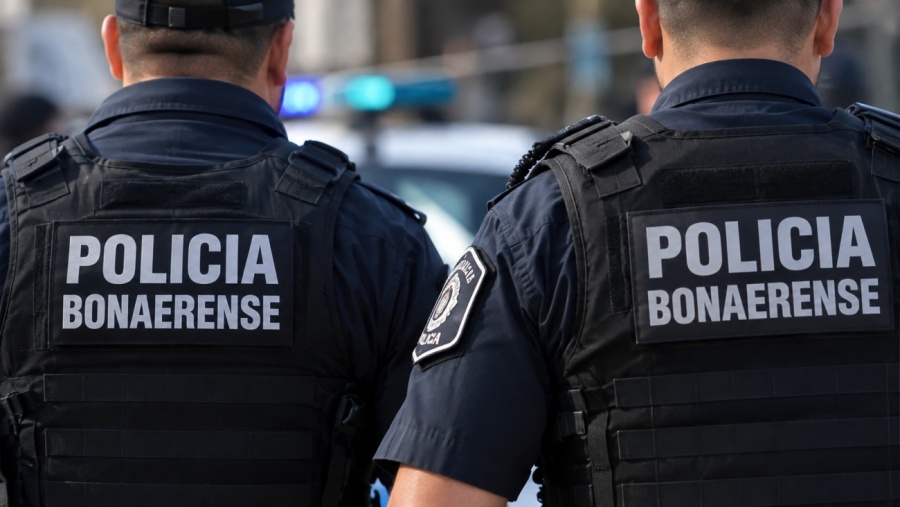 Amenazaron a una mujer en La Plata, allanaron una casa y encontraron un arsenal