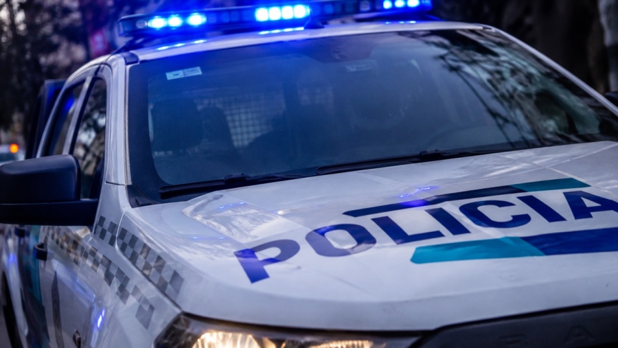 Tiene 16 años, ya pasó cinco veces por una comisaría y su madre lo entregó a la Policía en La Plata