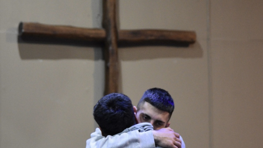 Robaron una iglesia en La Plata y provocaron destrozos para llevarse hasta las canillas