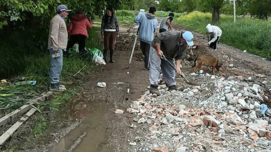 Vecinos de La Plata se cansaron de esperar al Municipio y arreglaron la calle con sus propias manos