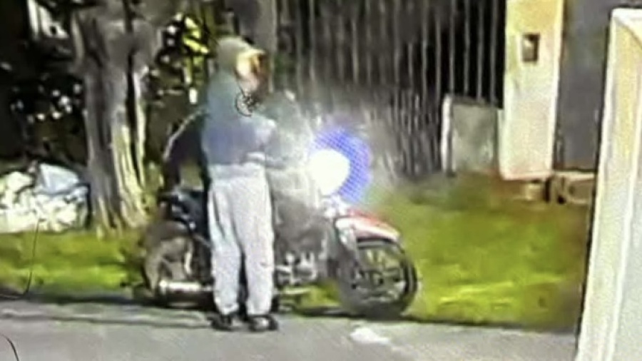 Le robaron la moto de adentro de su casa en Los Hornos y pide ayuda desesperadamente para recuperarla