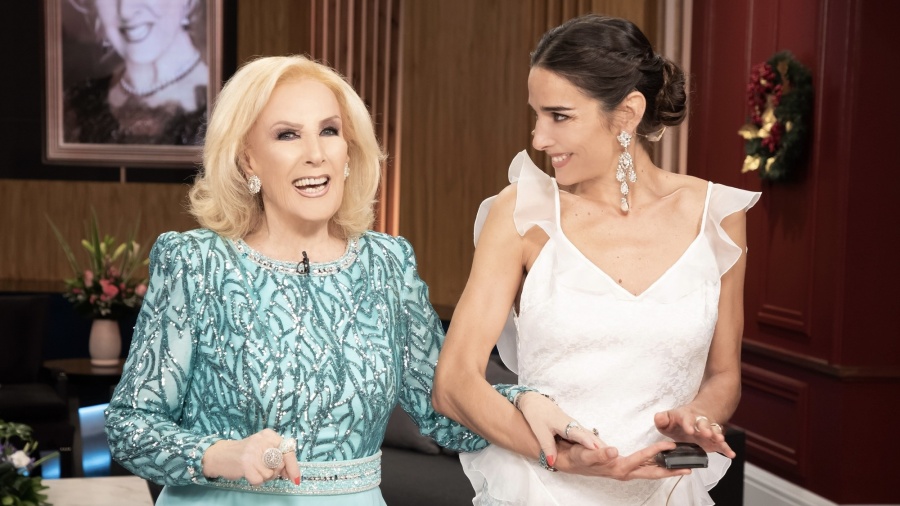 Juana Viale llevó tranquilidad y reveló qué hace Mirtha Legrand durante su internación