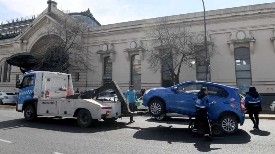 Remiseros se metieron en la pelea con choferes de aplicaciones en La Plata: “Que se inscriban como remises y pueden trabajar”