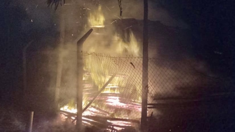 Voraz incendio en una maderera de La Plata: dos personas escaparon de las llamas y una embarazada inhaló humo