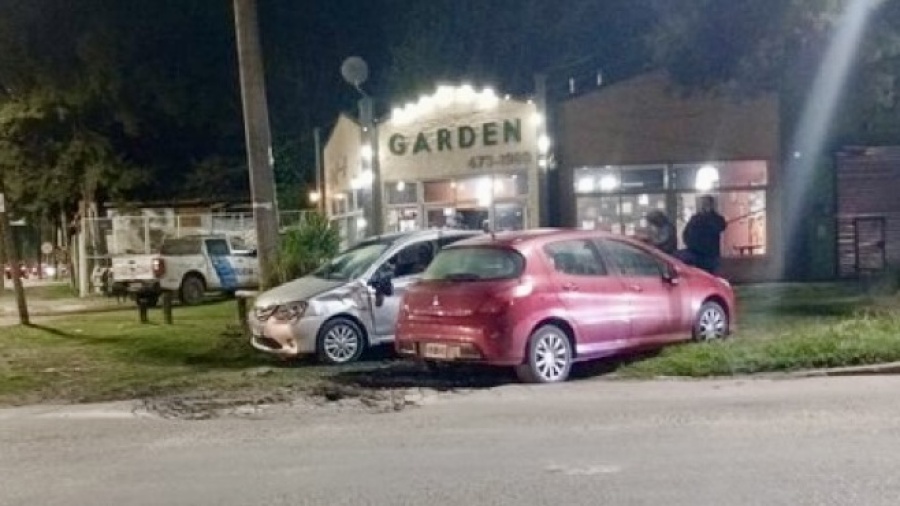 Fuerte choque entre dos autos en La Plata dejó cuatro personas heridas