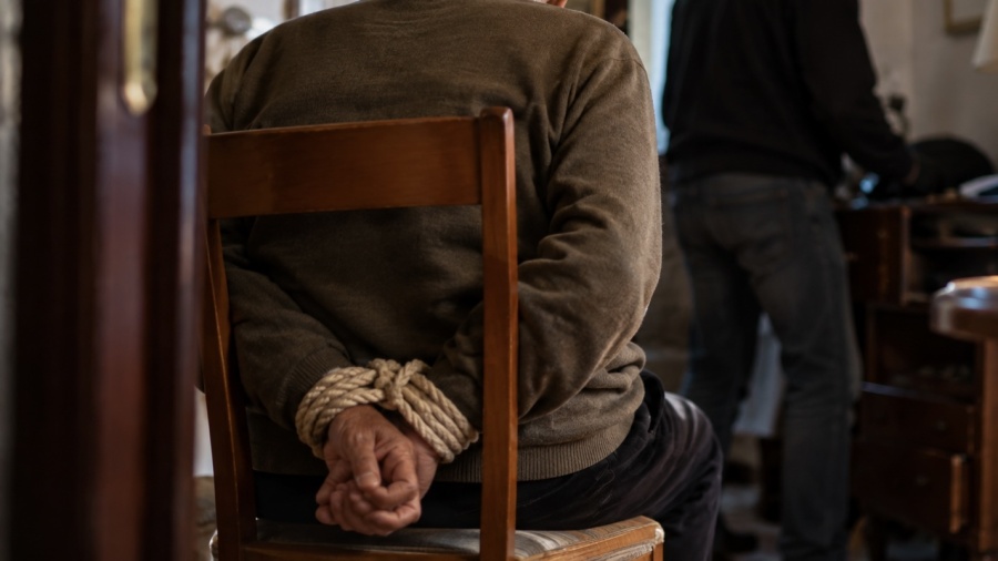 Brutal asalto a un hombre de 75 años en pleno centro de La Plata: lo golpearon, ataron y amenazaron con un cuchillo