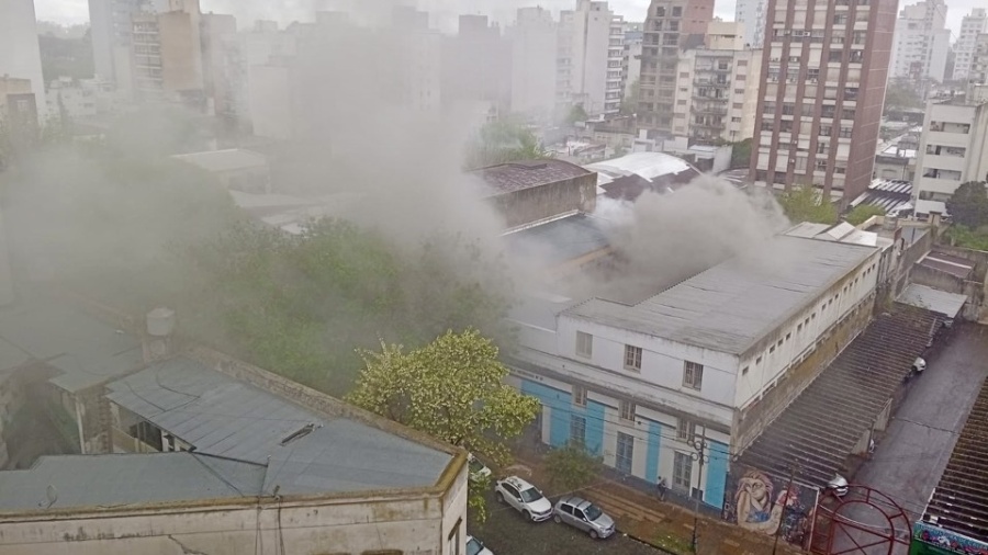 Incendio en una escuela de La Plata: evacuaron a todos los alumnos y tres dotaciones de Bomberos combaten las llamas