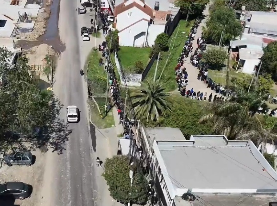 Ofrecen sólo 40 puestos laborales y miles de personas generaron largas filas en Ezeiza