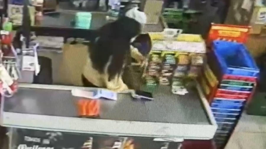 Denuncian a una cajera por robar una fortuna con un QR falso en un supermercado de La Plata