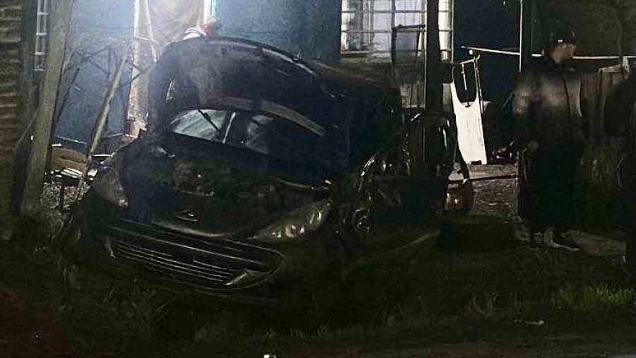 Brutal choque y vuelco en La Plata: cuatro menores viajaban en un auto, uno fue detenido y tres escaparon