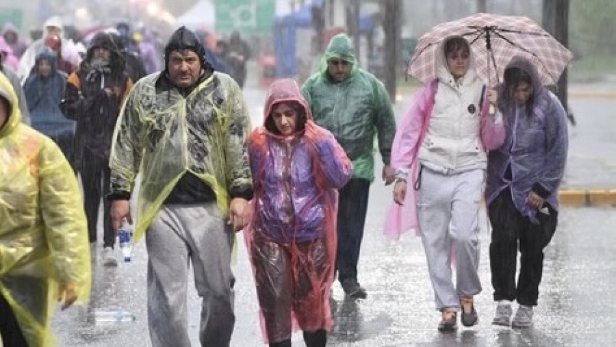 Bajo la lluvia, miles de fieles iniciaron la Peregrinación a Luján y esperan una multitud durante el fin de semana
