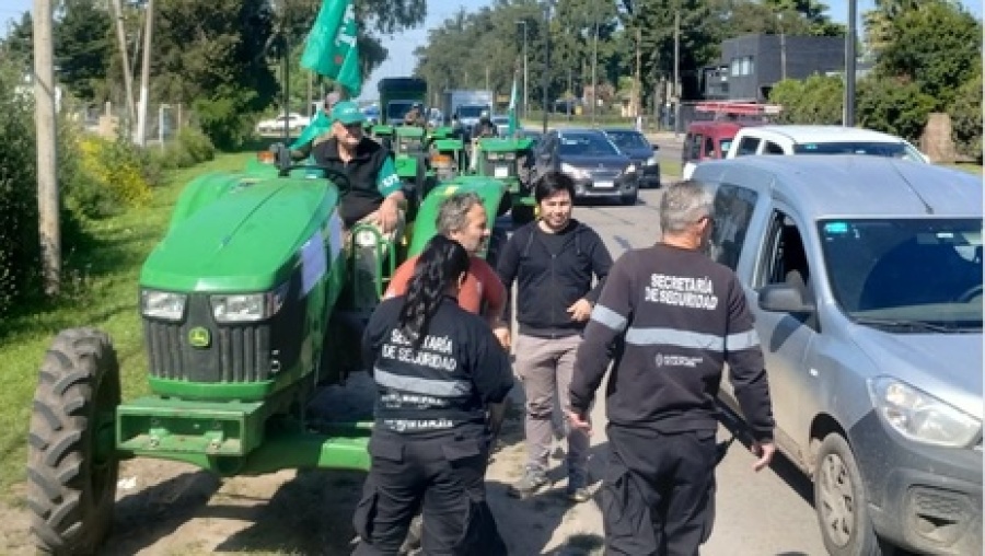 La Patrulla Municipal frenó el tractorazo contra Alak en La Plata y los productores respondieron con un verdurazo